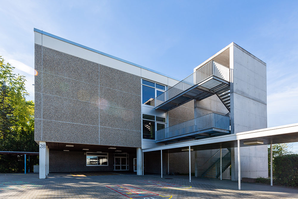 Ansicht Schulgebäude Grundschule Schmiden vom Pausenhof